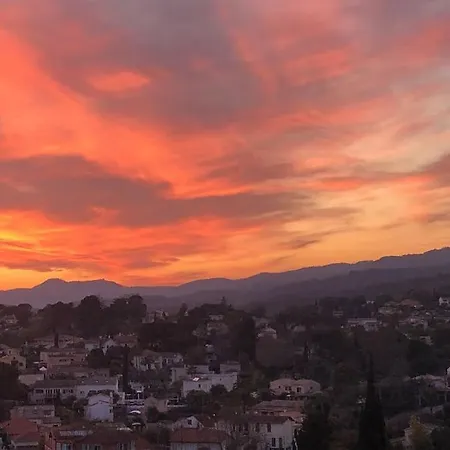 Vue Et Montagne A La Napoule *
